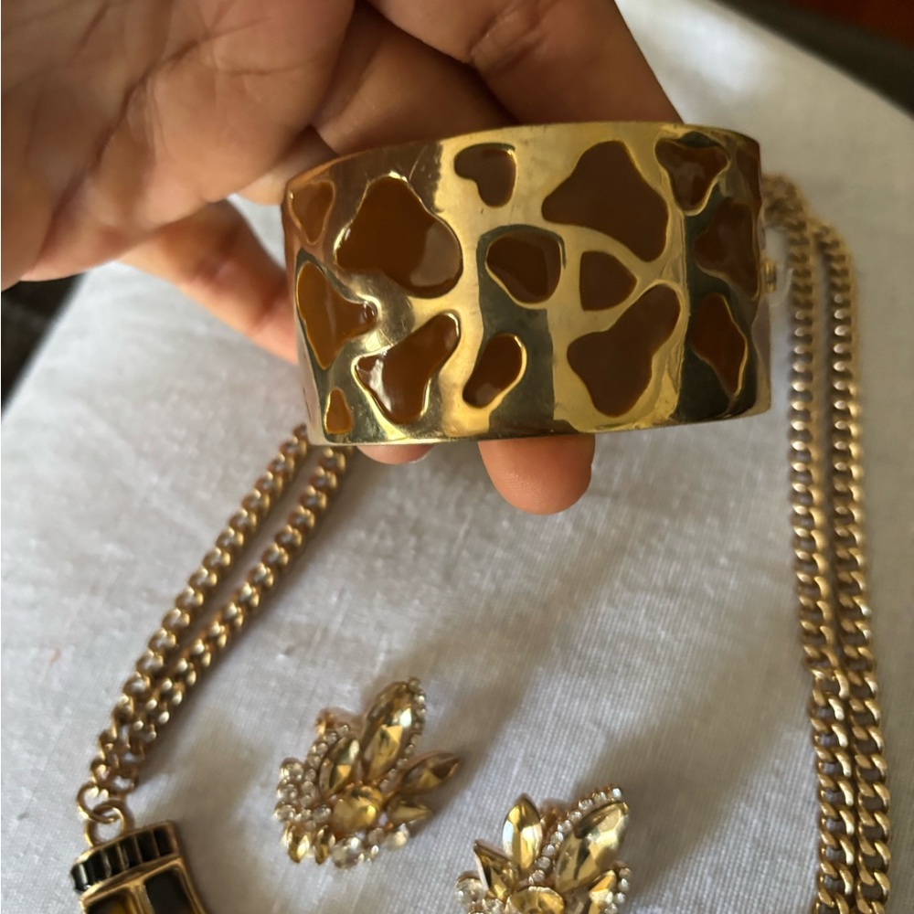 Elegant Gold and Black Jewelry Set - Picture 3 of 4